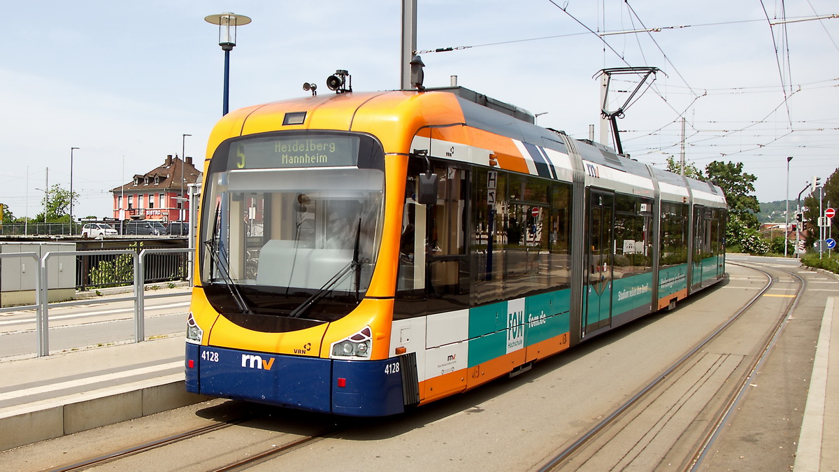 RNV Bombardier Variobahn RNV6 Wagen 4128 am 21.05.2023 in Ludwigshafen zur Weiterfahrt nach Heidelberg und Mannheim