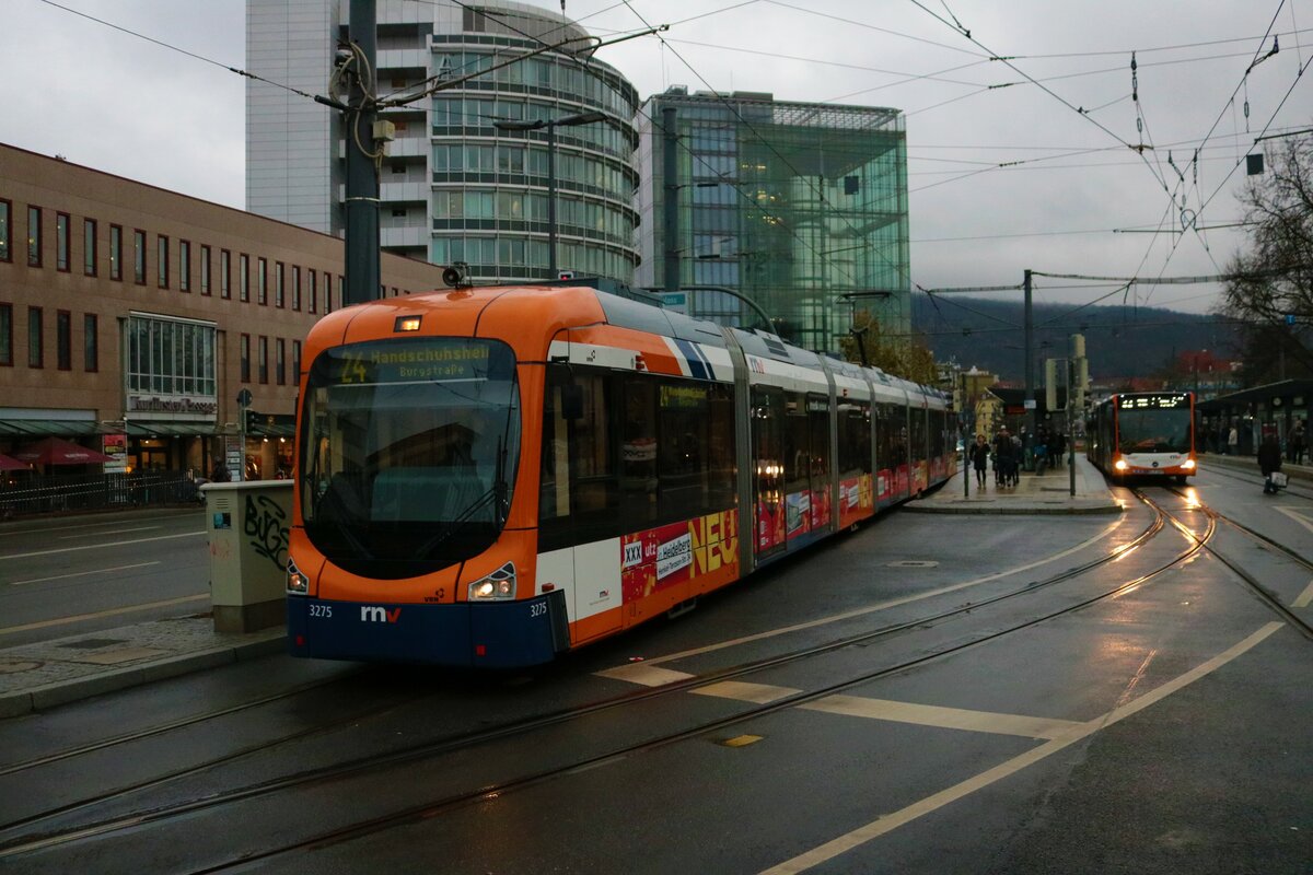 RNV Bombardier Variobahn RNV8 Wagen 3275 am 21.12.22 in Heidelberg Hbf Vorplatz