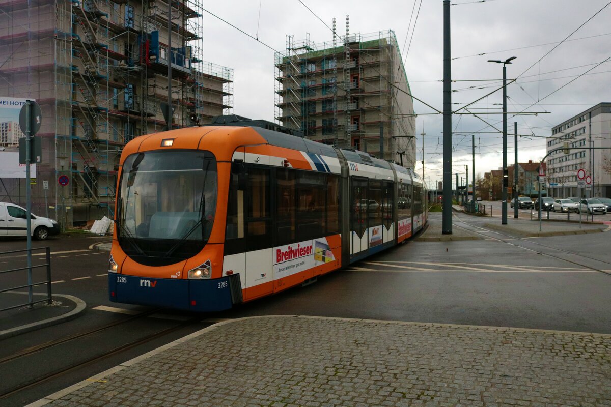 RNV Bombardier Variobahn RNV8 Wagen 3285 am 21.12.22 in Heidelberg Hbf Vorplatz