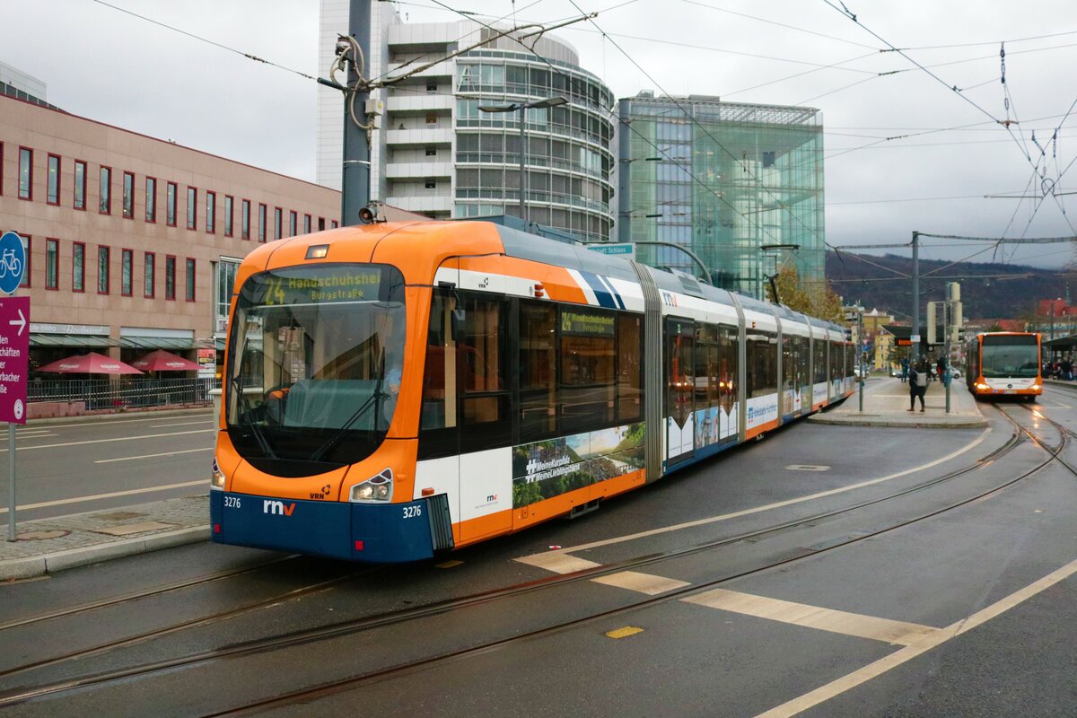 RNV Bombardier Variobahn RNV8 Wagen 3276 am 21.12.22 in Heidelberg Hbf Vorplatz