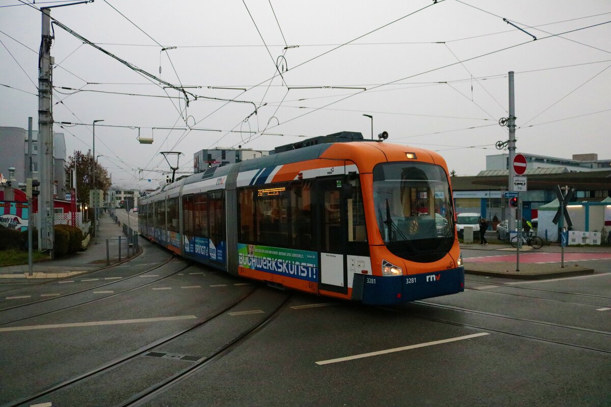 RNV Bombardier Variobahn RNV8 Wagen 3281 am 21.12.22 in Heidelberg Hbf Vorplatz