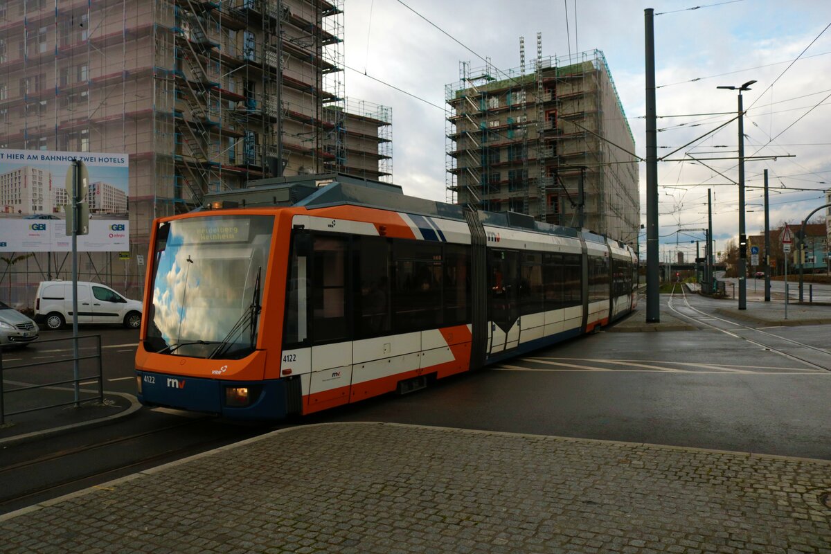 RNV Bombardier Variobahn Wagen 4122 am 21.12.22 in Heidelberg Hbf Vorplatz
