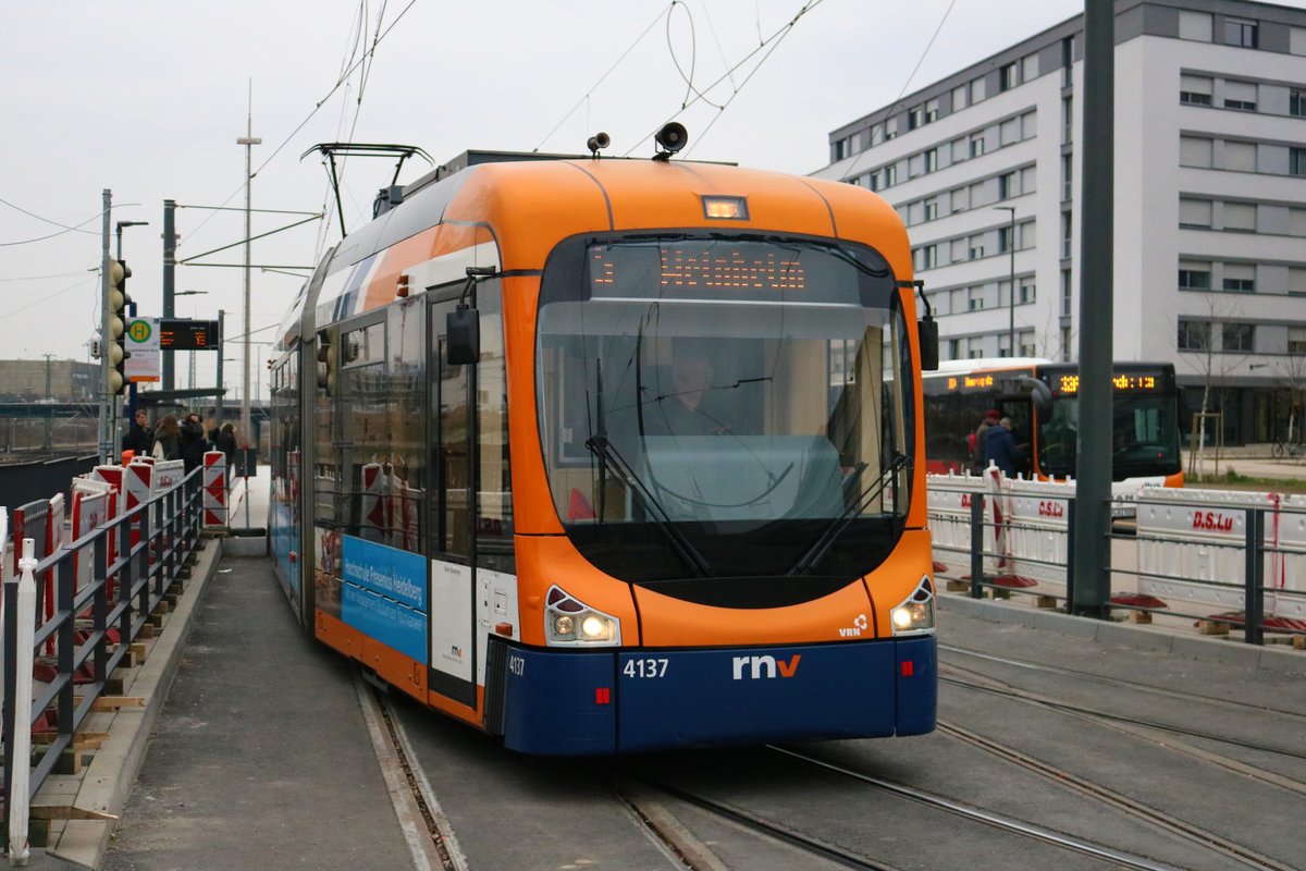 RNV Bombardier Variobahn Wagen 4137 (RNV6) am 15.12.18 in Heidelberg Hbf Südseite hinter einer Absperrung fotografiert wo noch keine Bahnen Fahren und Fußgänger laufen können