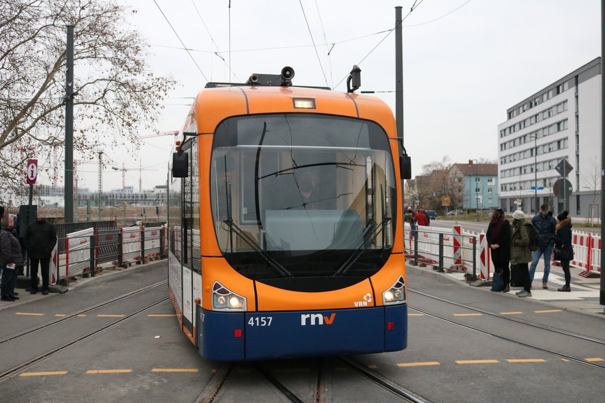 RNV Bombardier Variobahn Wagen 4157 (RNV6) am 15.12.18 in Heidelberg Hbf Südseite hinter einer Absperrung fotografiert wo noch keine Bahnen Fahren und Fußgänger laufen können