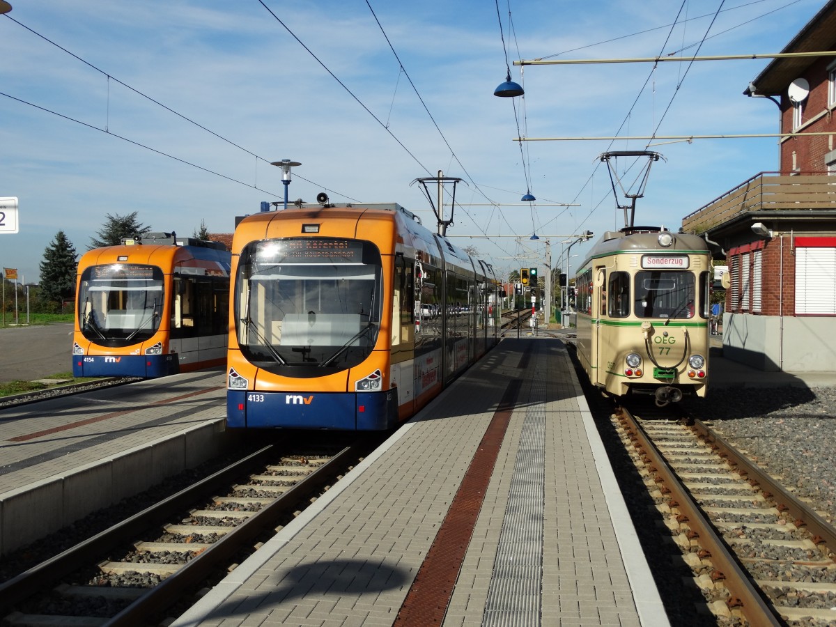 RNV Bombardier Variobahnen 4133 und 4154 treffen den Rastätter OEG 77 am 18.10.14 in Edingen OEG Bahnhof
