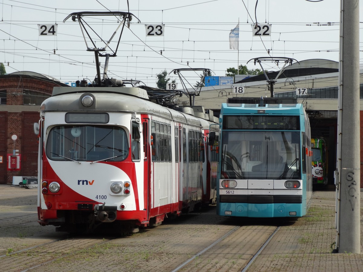 RNV  Düwag GT8 4100 (ex OEG) und GT6N 5612 am 11.07.15 im Depot Käfertal vom Bahnsteig aus fotografiert
