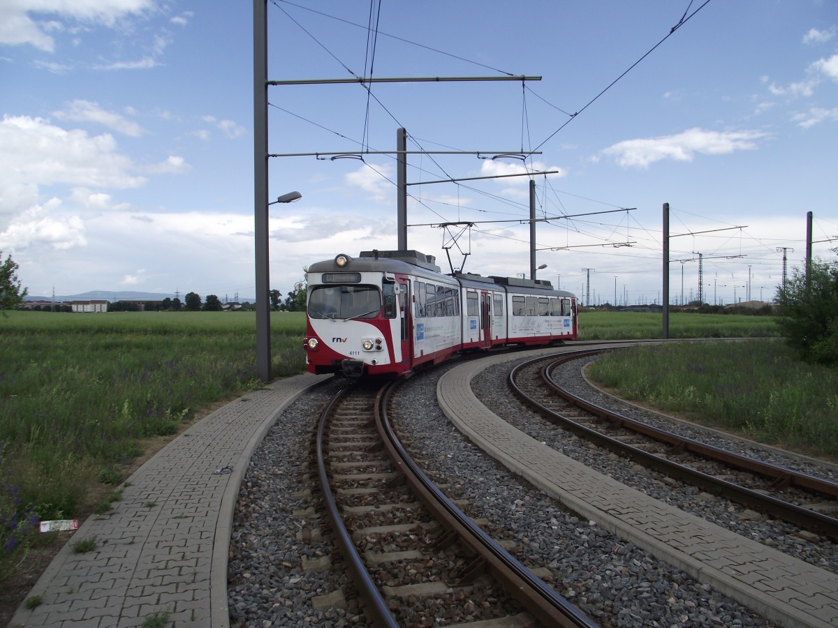 RNV Düwag GT8 4111 am 15.05.11 in der Schleife am Güterbahnhof Mannheim 