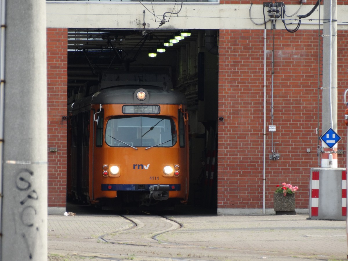 RNV Düwag GT8 4114 am 11.07.15 im Depot Käfertal vom Bahnsteig aus fotografiert