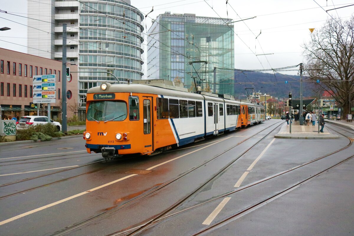 RNV Düwag GT8 Doppeltraktion mit dem Wagen 4113+41114 (OEG) am 21.12.22 in Heidelberg Hbf Vorplatz