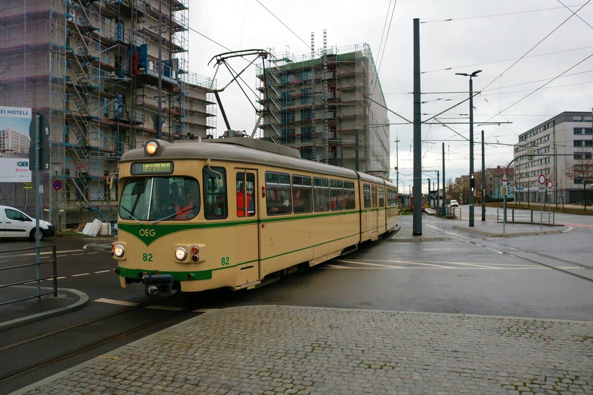 RNV Düwag GT8 Wagen 82 (OEG) am 21.12.22 in Heidelberg Hbf Vorplatz  