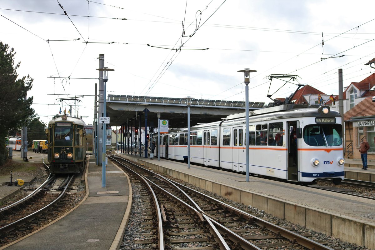 RNV Düwag Hängerzug 1017+1057 trifft am 01.03.20 in Mannheim Käfertal auf den OEG Salonwagen bei einer Sonderfahrt