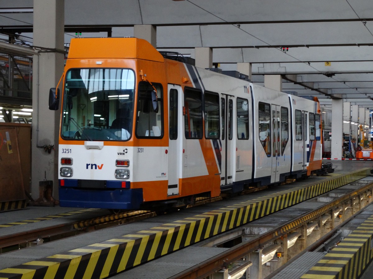 RNV Düwag M8C 3251 (modernisiert) am 18.10.14 in Mannheim zum Tag der Offenen Tür in RNV Betriebshof 
