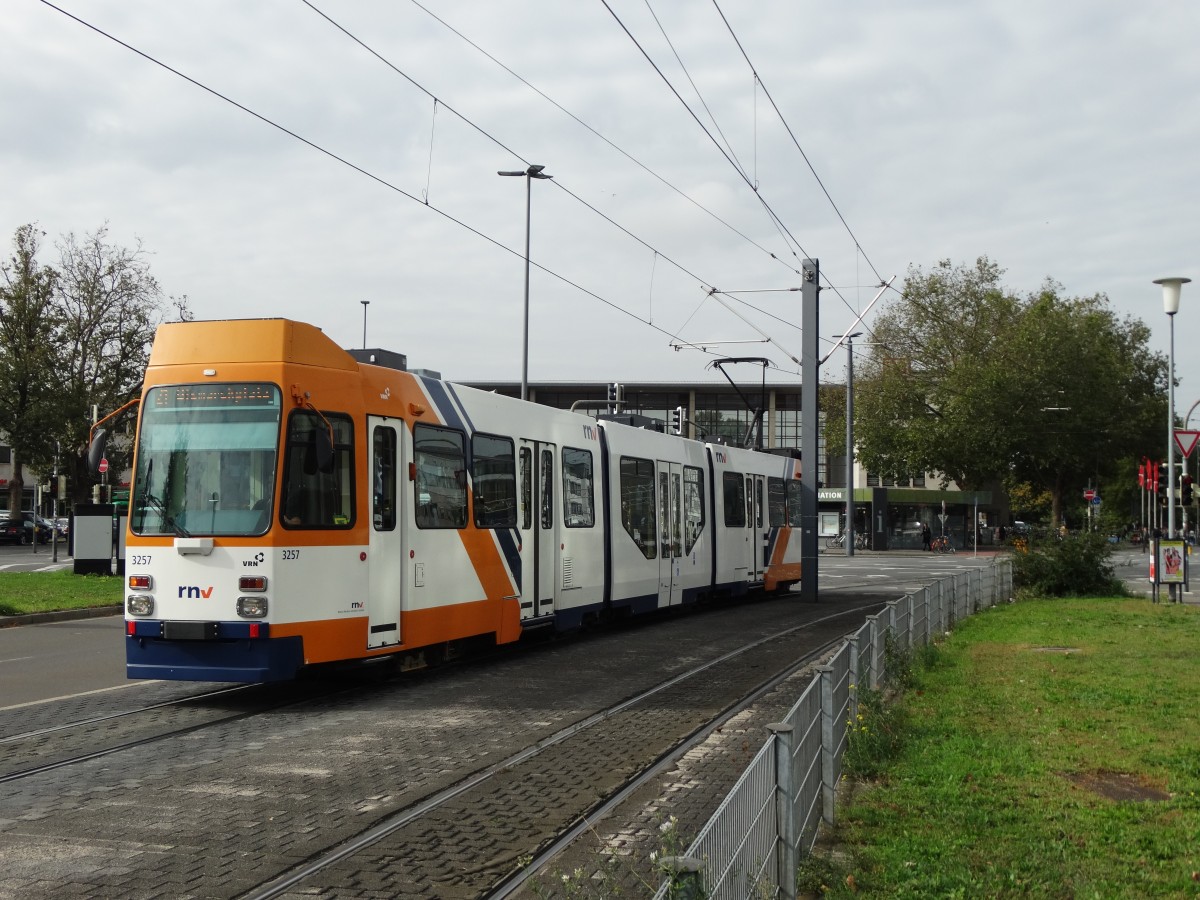 RNV Düwag M8C (modernisiert) 3257 am 09.10.15 in Heidelberg 