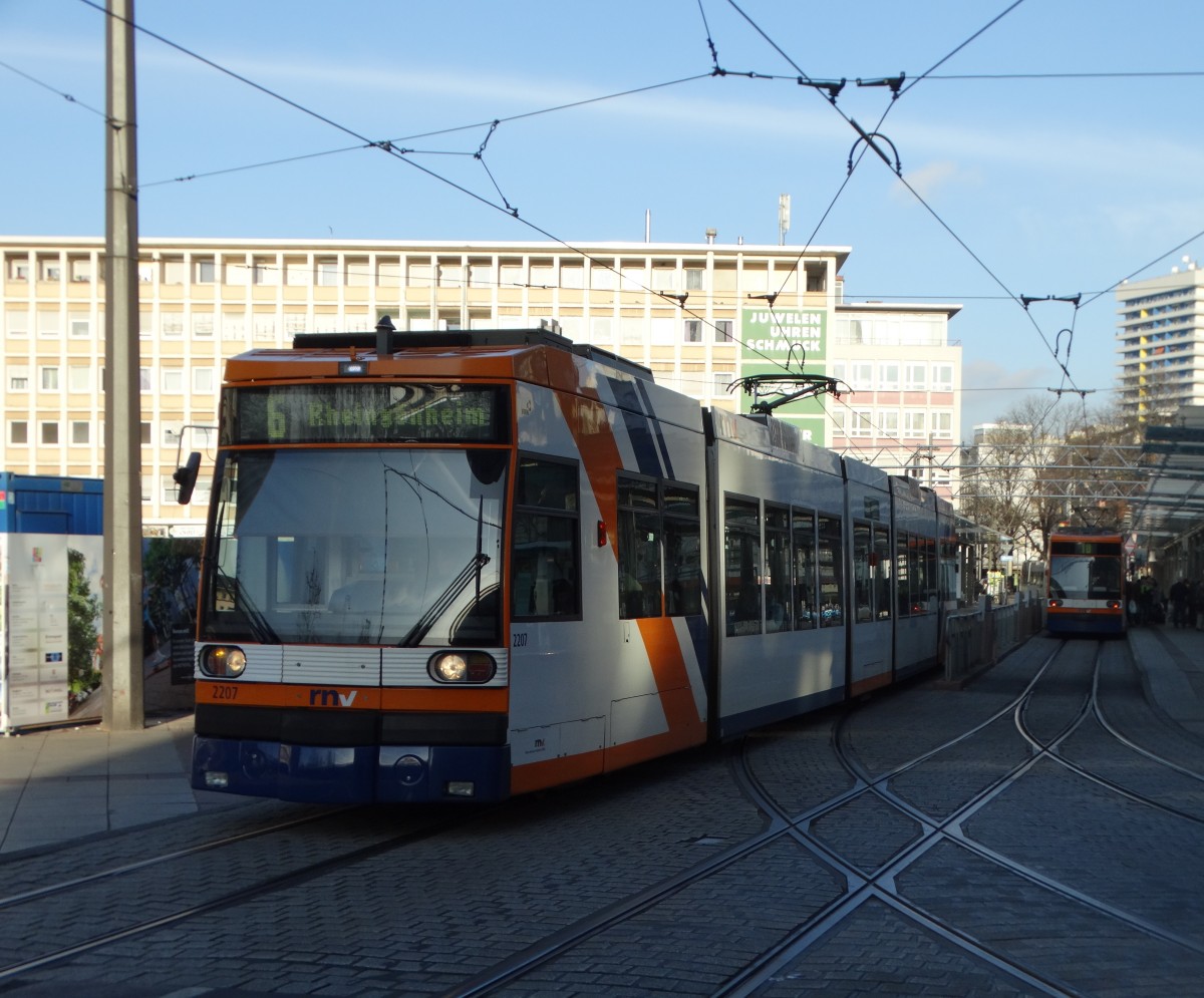 RNV GT6N 2207 am 19.12.15 auf der Linie 6 in Ludigshafen