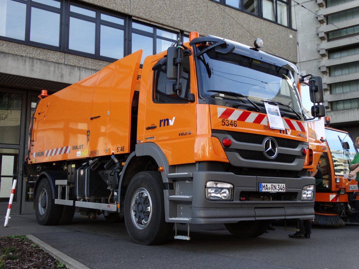 RNV Mercedes Benz Axor Zweiwege Kehrmaschine am 18.10.14 in Mannheim zum Tag der Offenen Tür in RNV Betriebshof