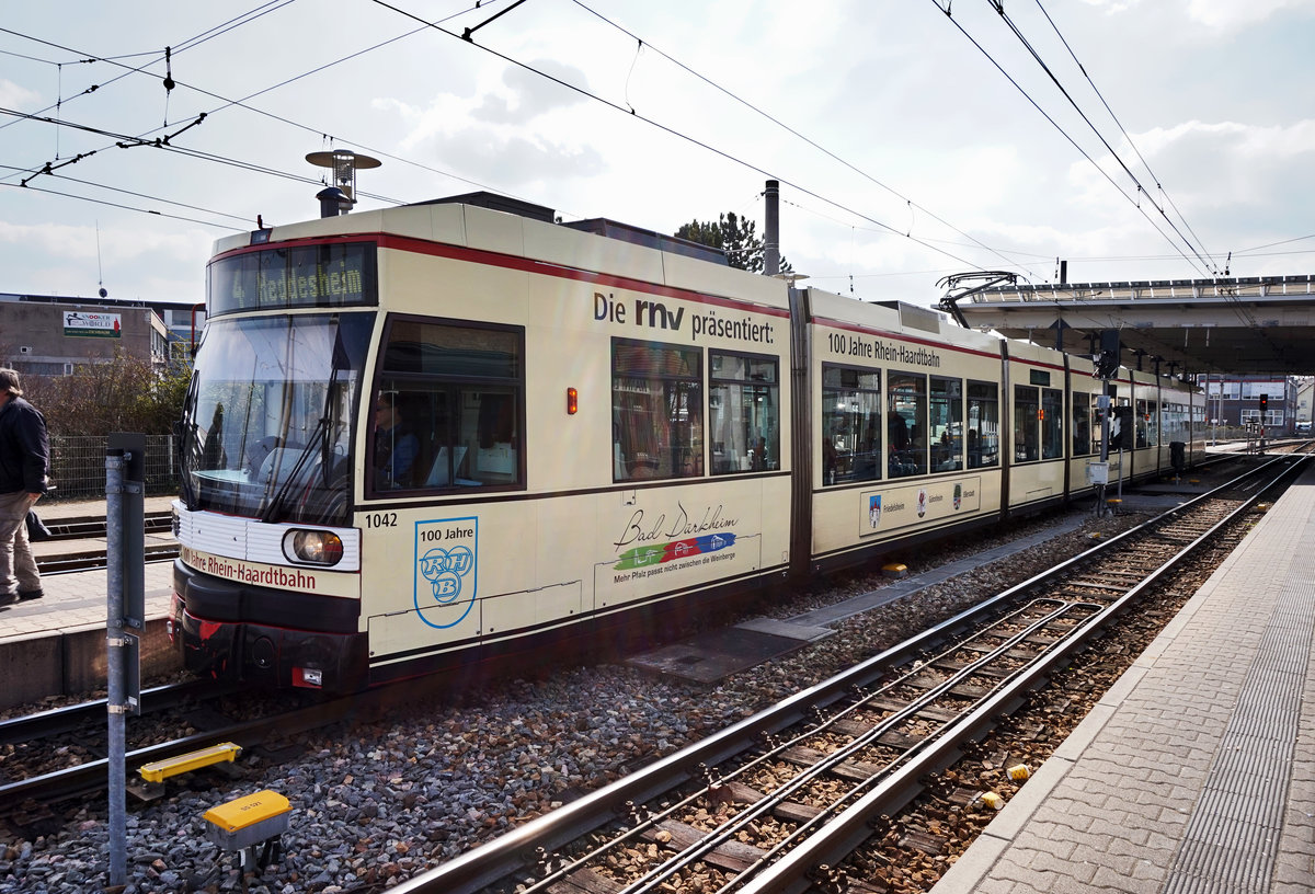 rnv-Tramwagen 1042  100 Jahre Rhein-Haardtbahn  als Linie 4 (Oggersheim Endstelle - Heddesheim Bahnhof), beim Halt im Bahnhof Käfertal.
Aufgenommen am 24.3.2016.