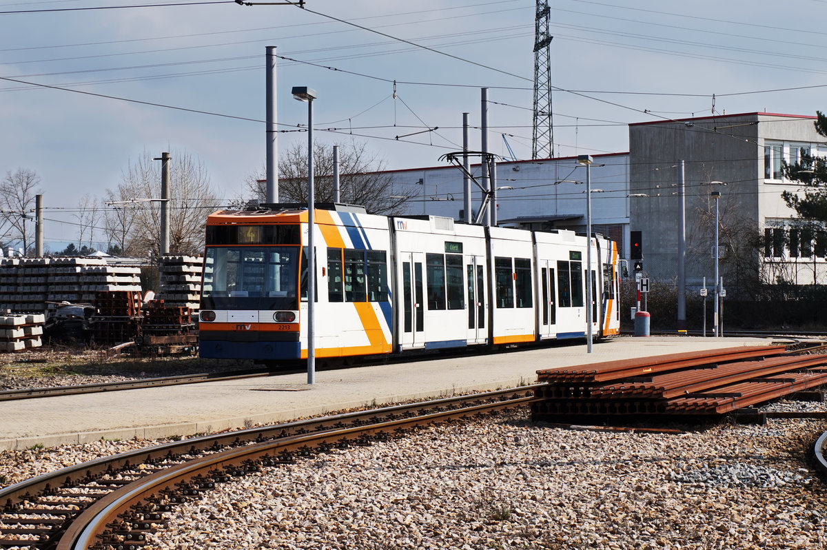 rnv-Tramwagen 2213 als Linie 4 bei der Fahrt über die Wendeschleife im Bahnhof Käfertal.
Aufgenommen am 24.3.2016.