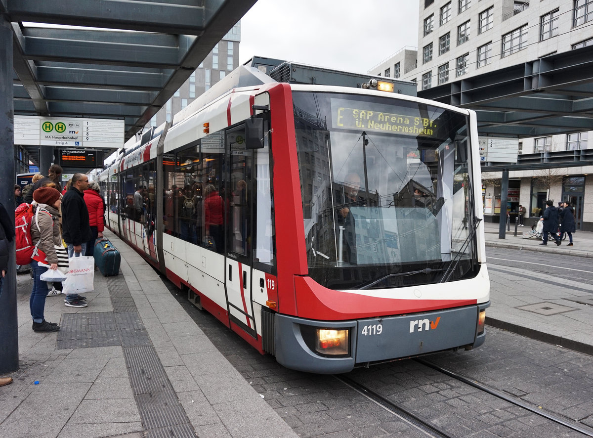 rnv-Tramwagen 4119 als Linie E nach Neuhermsheim SAP Arena S-Bahnhof, am 28.3.2016 beim Halt an der Haltestelle Mannheim Hauptbahnhof.
