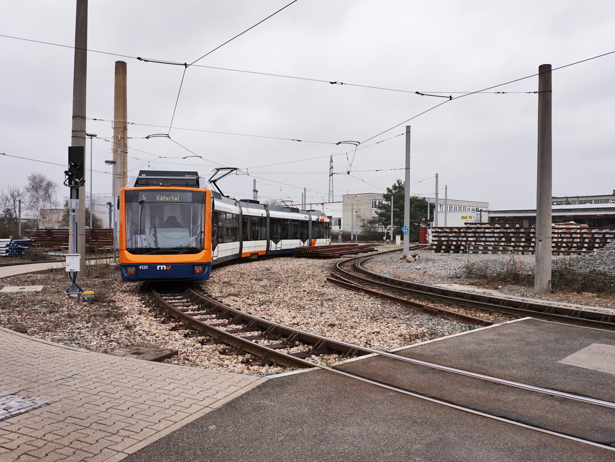 rnv-Tramwagen 4120 als Linie 5 (Seckenheim Pforzheimer Straße - Käfertal Bahnhof), am 19.3.2016 bei der Fahrt über die Wendeschleife in Käfertal.
