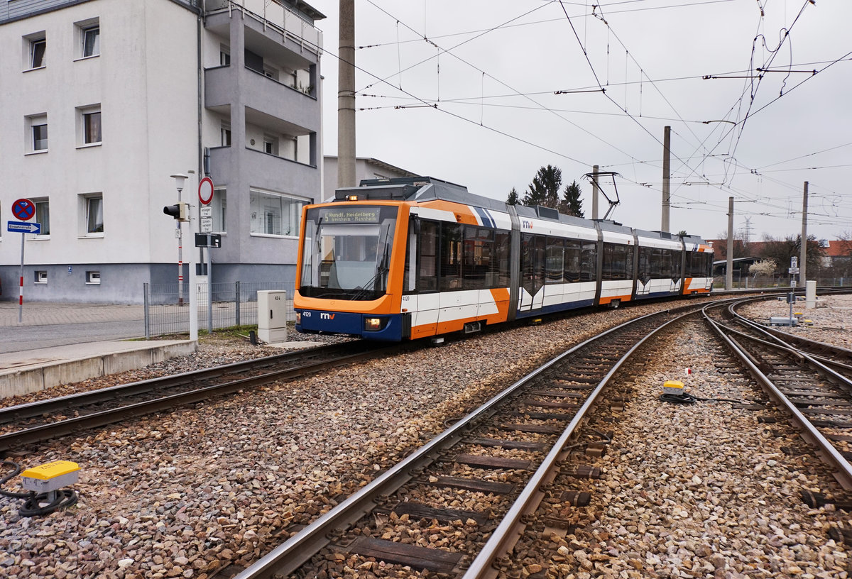 rnv-Tramwagen 4120 als Linie 5 (Käfertal Bahnhof - Seckenheim Pforzheimer Straße), am 19.3.2016 bei der Fahrt über die Wendeschleife in Käfertal.