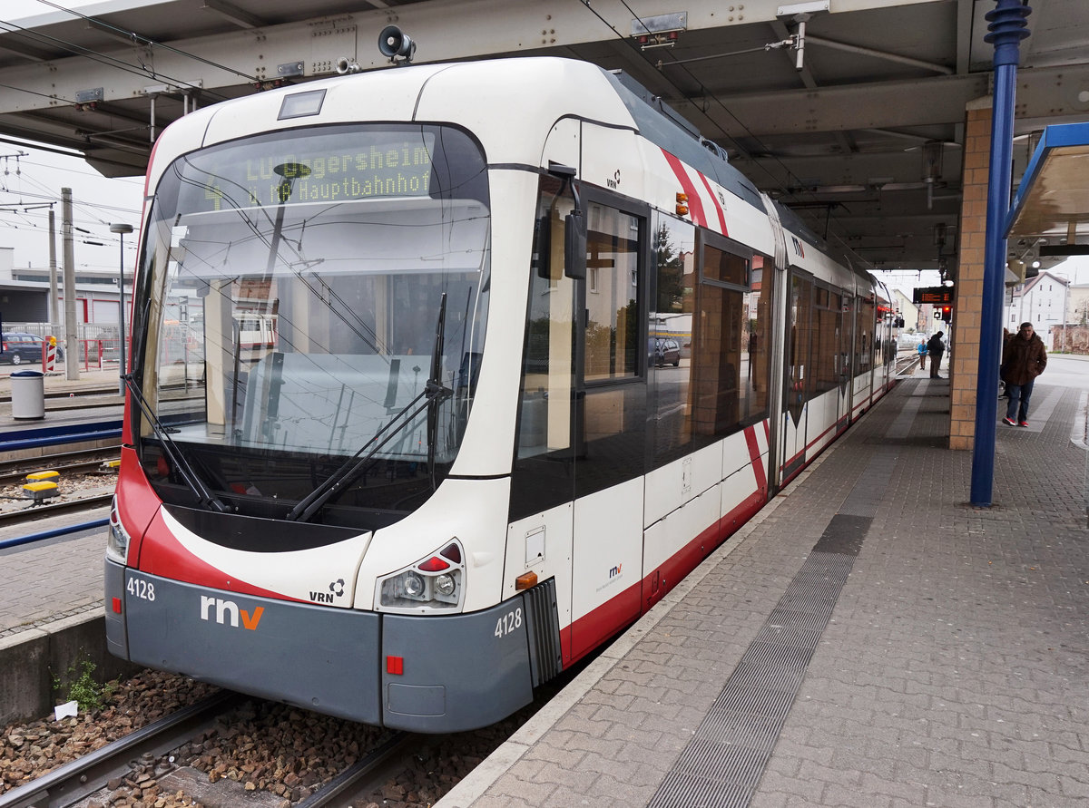 rnv-Tramwagen 4128 als Linie 4 (Käfertal Bahnhof - Oggersheim Endstelle), am 19.3.2016 in Käfertal.