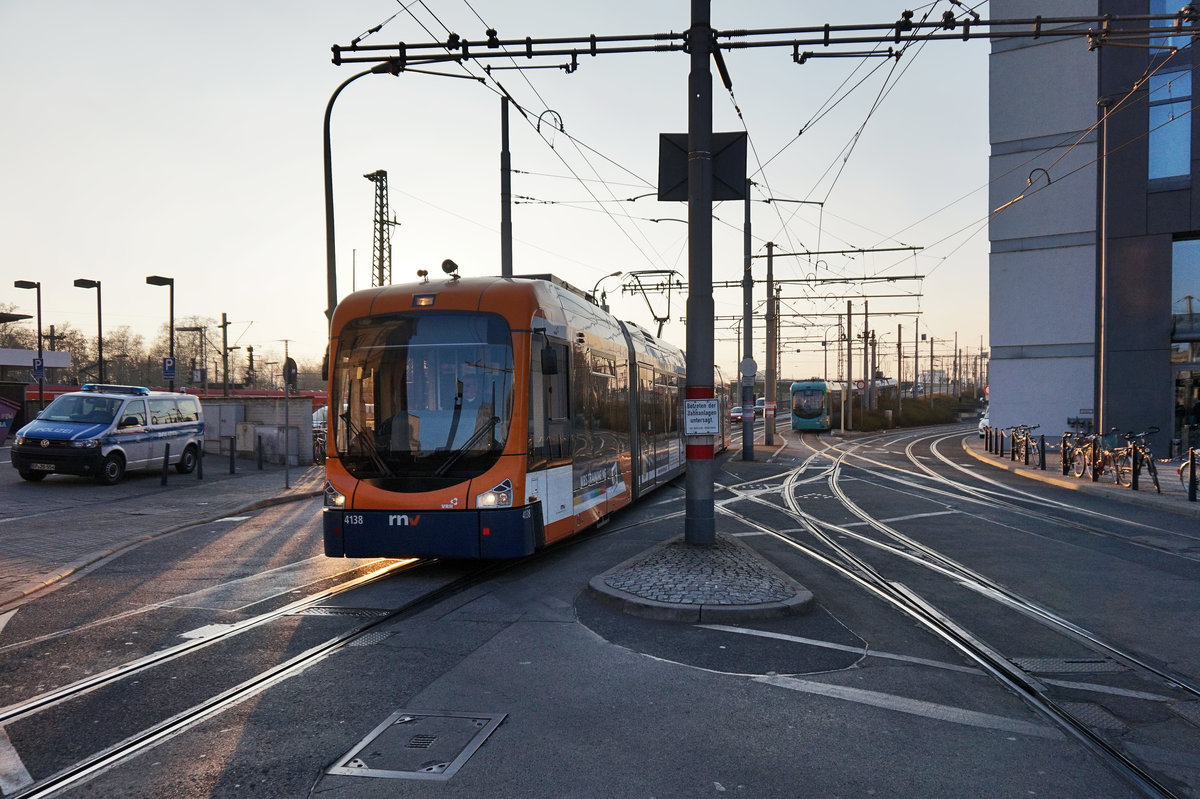 rnv-Tramwagen 4138 als Linie 5 (Seckenheim Pforzheimer Straße - Seckenheim OEG-Bahnhof), am 18.3.2016 bei der Einfahrt in die Haltestelle Mannheim Hauptbahnhof.
Momentan kann die Linie 5 nicht die volle Runde fahren, da aufgrund von Bauarbeiten an der Haltestelle Seckenheim Rathaus zwischen Seckenheim Pforzheimer Straße und Seckenheim OEG-Bahnhof ein SEV verkehrt.