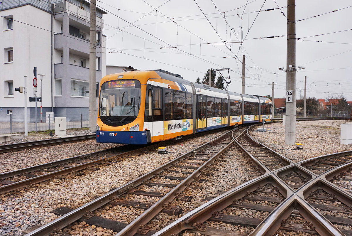 rnv-Tramwagen 4139 als Linie 5 (Seckenheim Pforzheimer Straße - Seckenheim OEG-Bahnhof), am 19.3.2016 bei der Ausfahrt aus dem Bahnhof Käfertal.