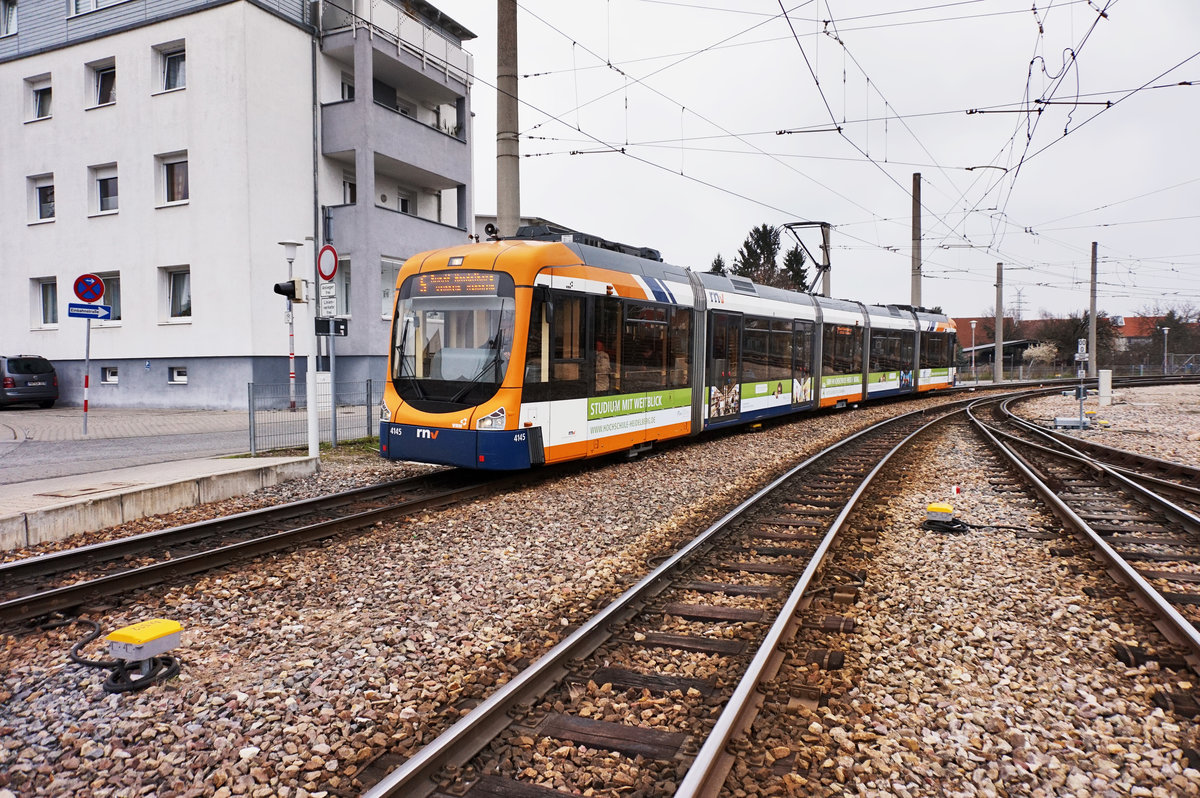 rnv-Tramwagen 4145 als Linie 5 (Seckenheim OEG-Bahnhof - Seckenheim Pforzheimer Straße), am 19.3.2016 bei der Einfahrt in dem Bahnhof Käfertal.