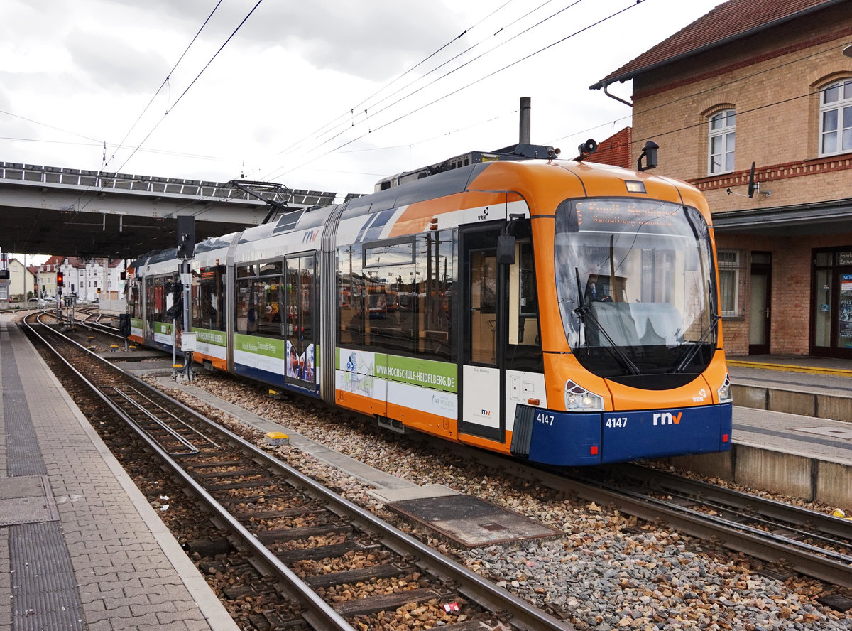 rnv-Tramwagen 4147 als Linie 5 (Seckenheim Pforzheimer Straße - Seckenheim OEG-Bahnhof), am 28.3.2016 beim Halt im Bahnhof Käfertal.