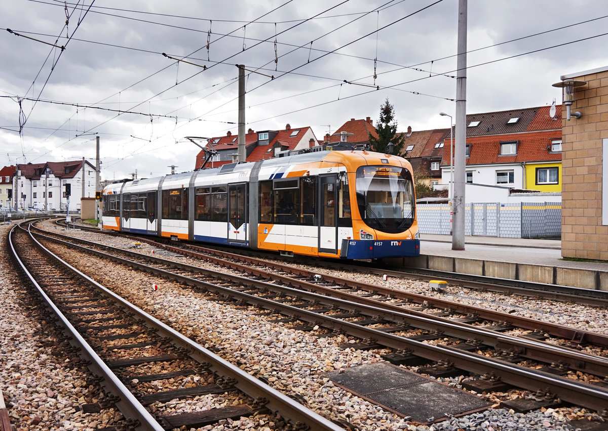 rnv-Tramwagen 4157 als Linie 5 (Seckenheim OEG-Bahnhof - Neuostheim Holbeinstraße), am 28.3.2016 bei der Ausfahrt aus dem Bahnhof Käfertal.