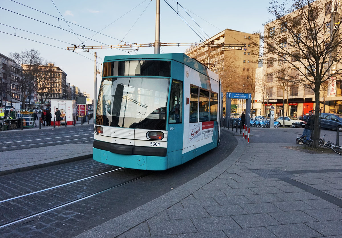 rnv-Tramwagen 5604 erreicht am 18.3.2016 die Haltestelle Mannheim Hauptbahnhof.