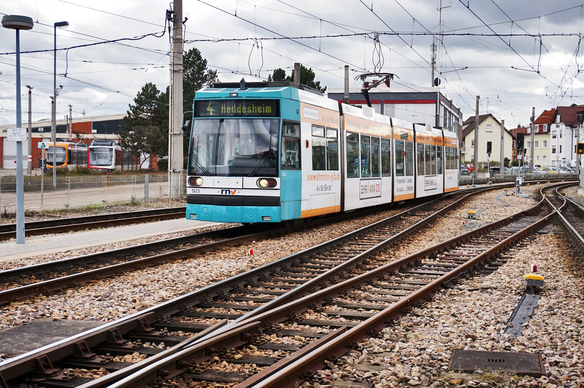rnv-Tramwagen 5623 als Linie 4 (Oggersheim Endstelle - Heddesheim Bahnhof), am 28.3.2016 bei der Einfahrt in den Bahnhof Käfertal.