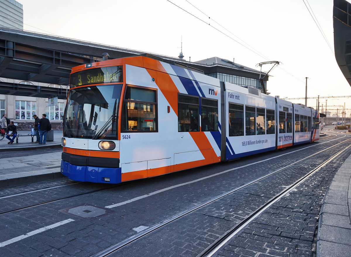 rnv-Tramwagen 5624 als Linie 3 (Neckarau Rheingoldhalle - Sandhofen Endstelle), am 18.3.2016 beim Halt an der Haltestelle Mannheim Hauptbahnhof.