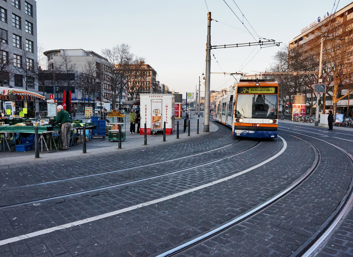 rnv-Tramwagen 5633 bei einer Betriebsfahrt, am 18.3.2016 nahe der Haltestelle Mannheim Hauptbahnhof.