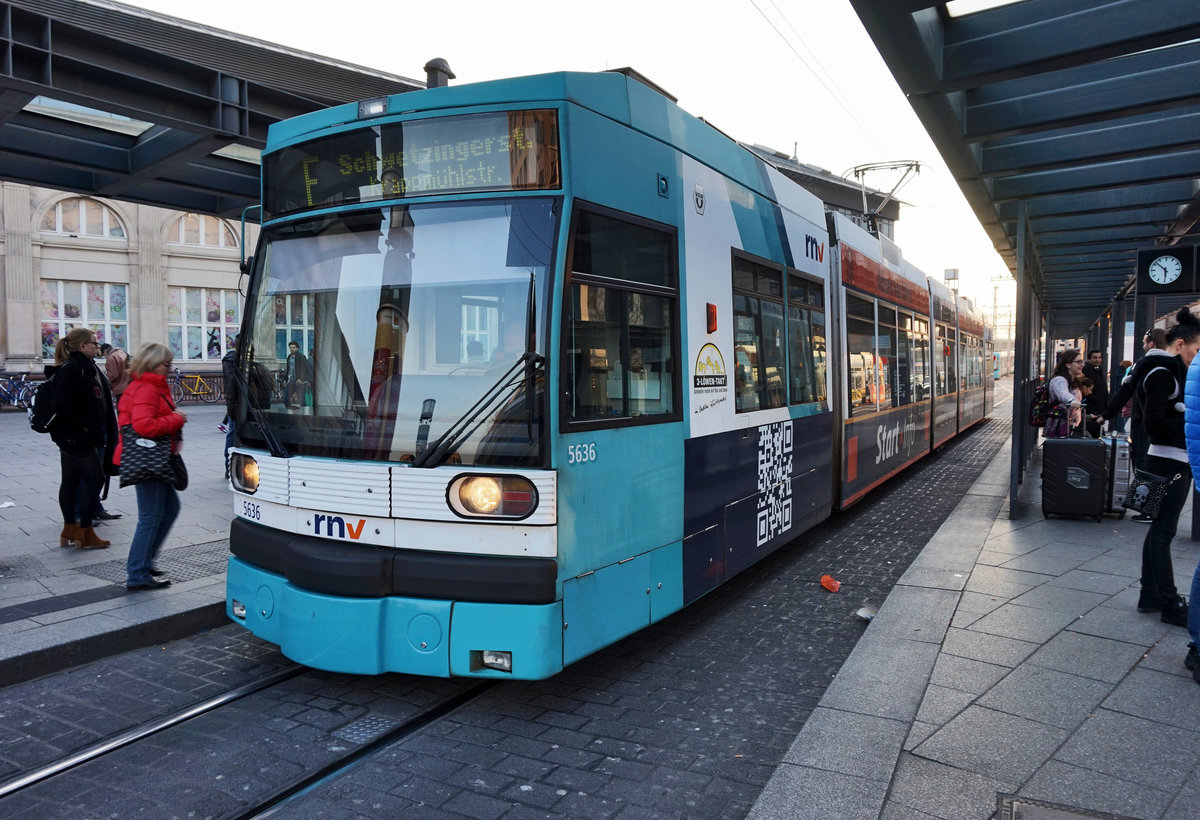 rnv-Tramwagen 5636 als Linie E nach Mannheim Schwetzingerstadt, am 18.3.2016 beim Halt an der Haltestelle Mannheim Hauptbahnhof.