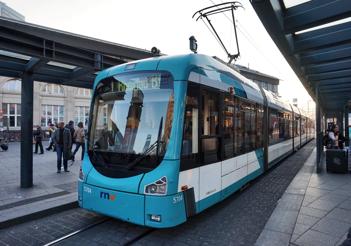 rnv-Tramwagen 5704 als Linie 1 (Schönau Endstelle - MA-Rheinau Bahnhof), am 18.3.2016 beim Halt an der Haltestelle Mannheim Hauptbahnhof.
