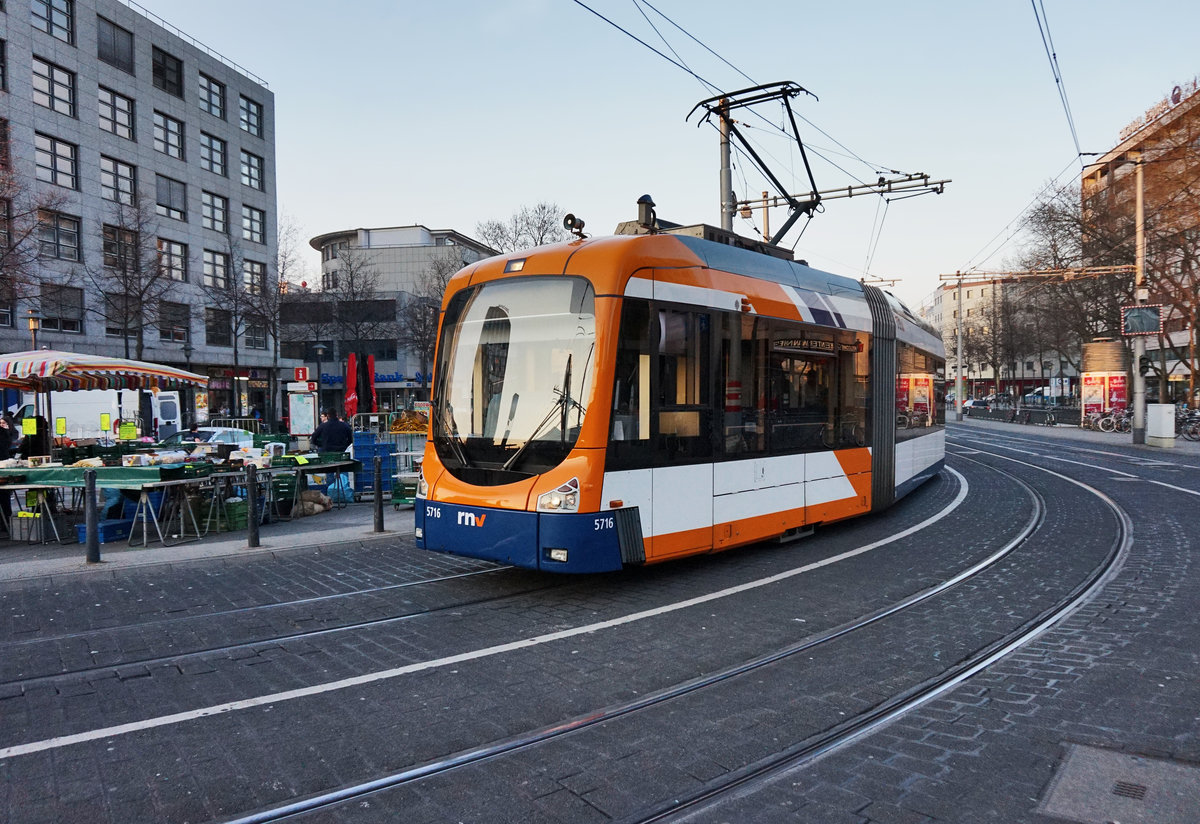 rnv-Tramwagen 5716 erreicht am 18.3.2016 die Haltestelle Mannheim Hauptbahnhof.
