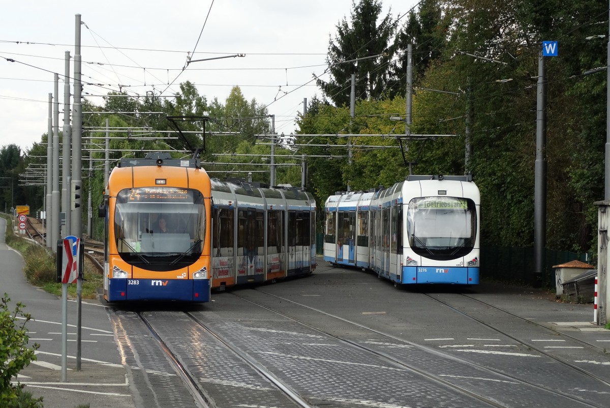 RNV Variobahn 3283 verlässt die Wendeanlage und RNV Variobahn 3276 (ex HSB) fährt hinein am 27.09.14 in Heidelberg Handschuhsheim 