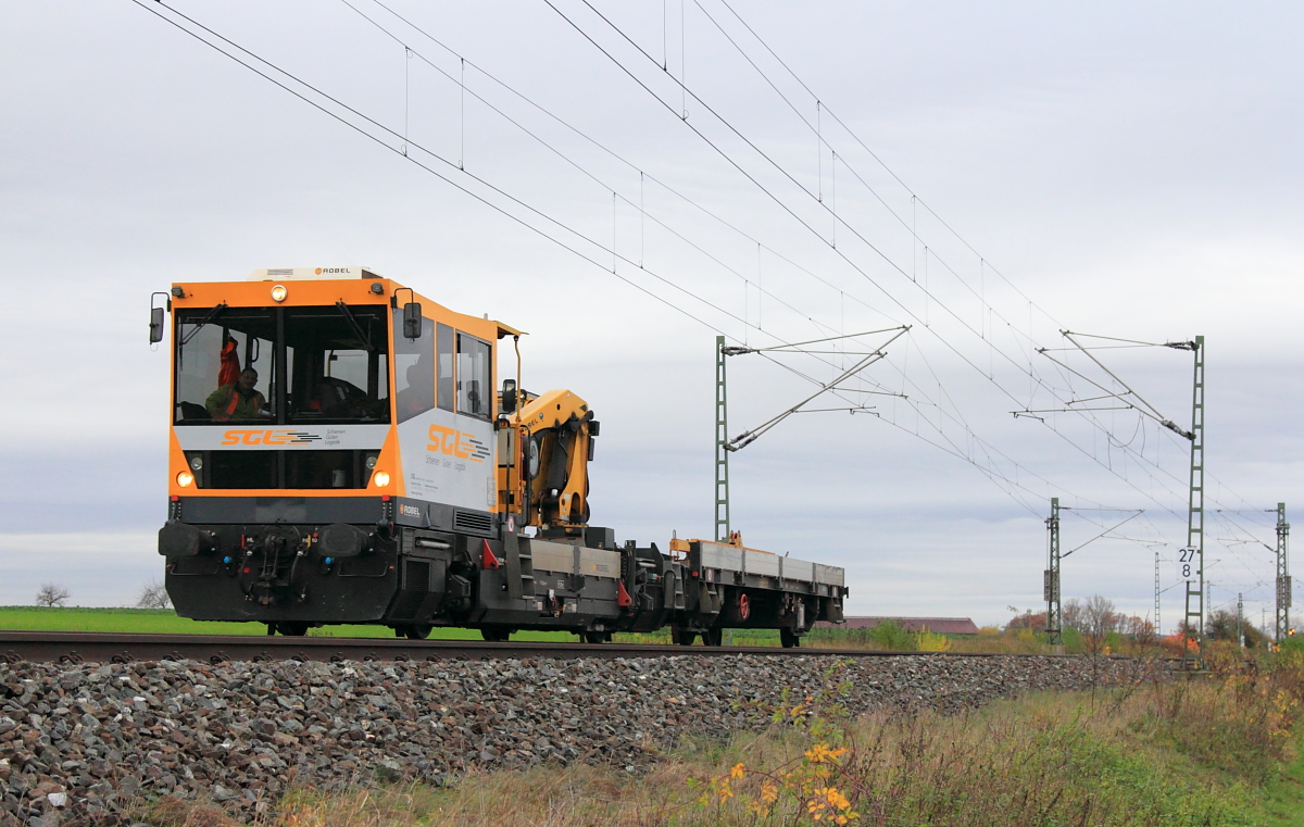 Robel 54.22 Gleiskraftwagen SGL bei Lichtenfels am 10.11.2015.