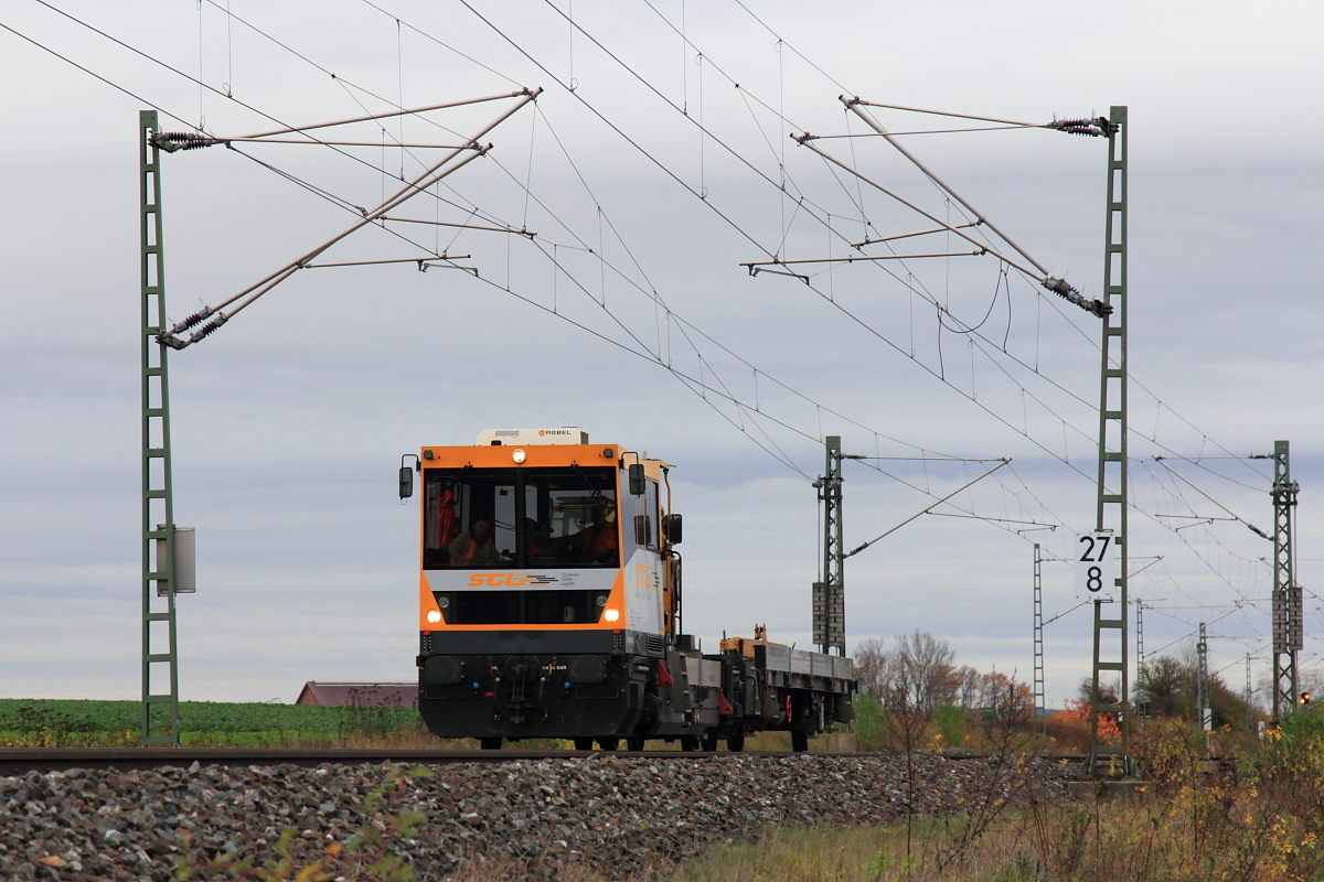 Robel 54.22 Gleiskraftwagen SGL bei Lichtenfels am 10.11.2015.