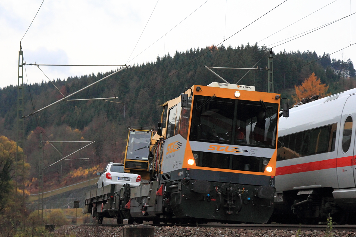 Robel 54.22 Gleiskraftwagen SGL bei Förtschendorf am 12.11.2015.