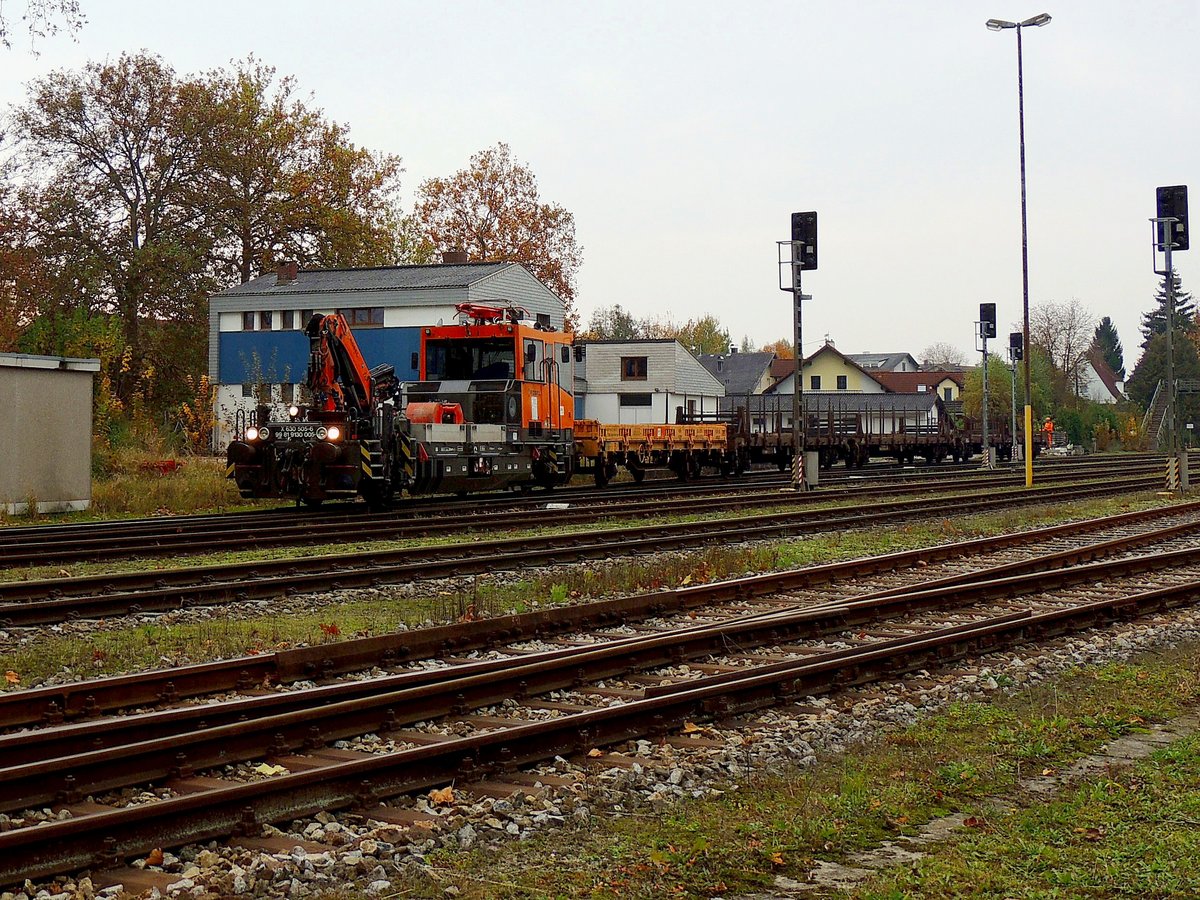 ROBEL 99 81 9130 005-7, bzw. X630-505-6 mit Flachwagen im Bhf. Ried; 161027