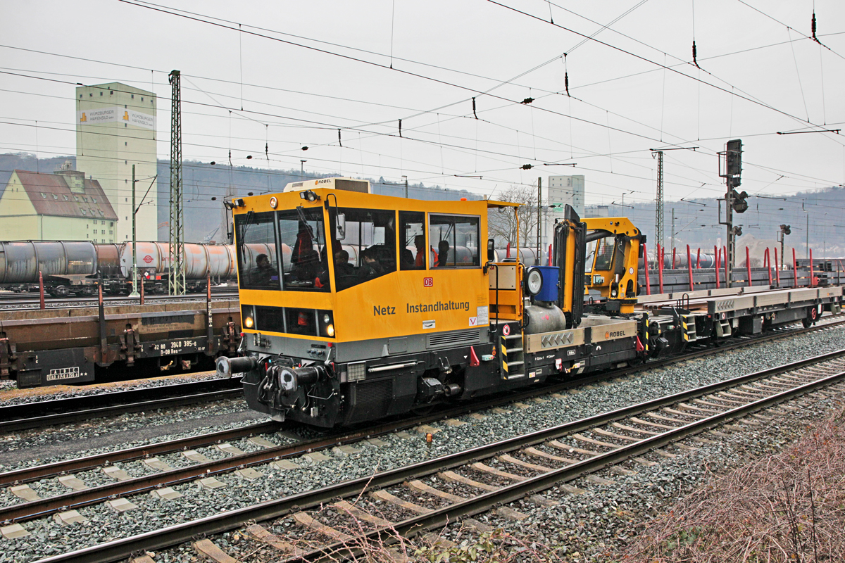Robel der DB Netzinstandhaltung fährt mit einem Flachwagen in Würzburg vorbei.Bild vom 15.3.2016