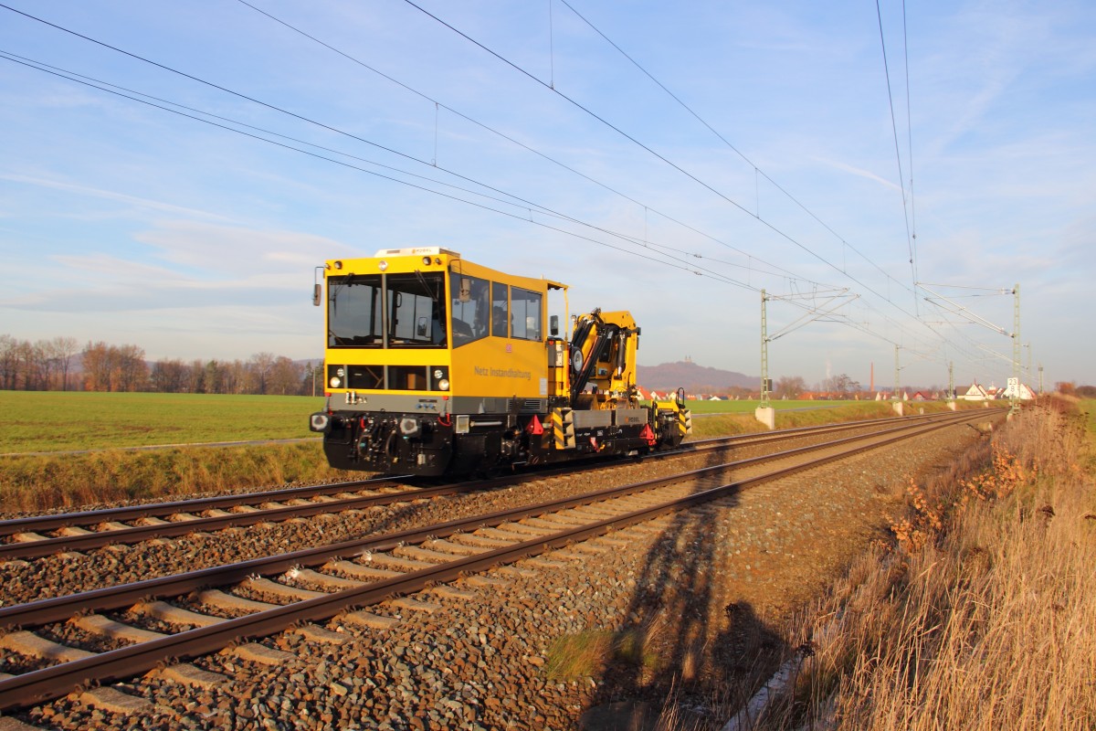 Robel Gleiskraftwagen 54.22 der DB Netzinstandhaltung bei Staffelstein am 17.12.2013.
