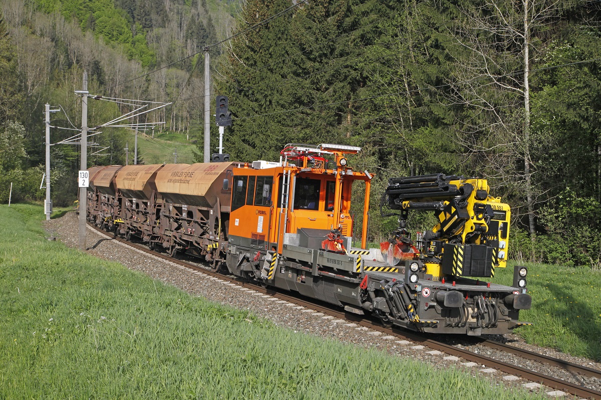 Robel X630.551 ist am 5.05.2015 mit einer Fuhre Schotter beim Einfahrsignal des Bahnhofes Frauenberg an der Enns unterwegs.