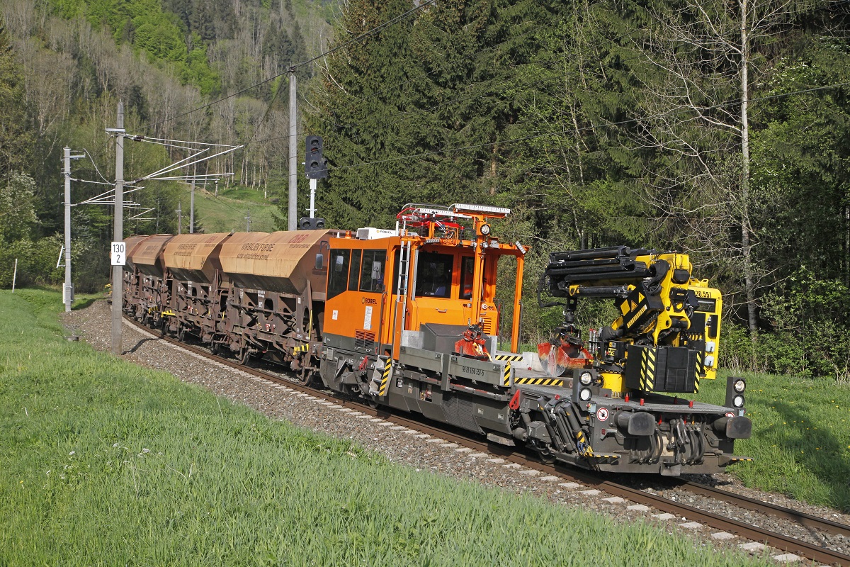 Robel X630.551 ist am 5.05.2015 mit einer Fuhre Schotter beim Einfahrsignal des Bahnhofes Frauenberg an der Enns unterwegs.