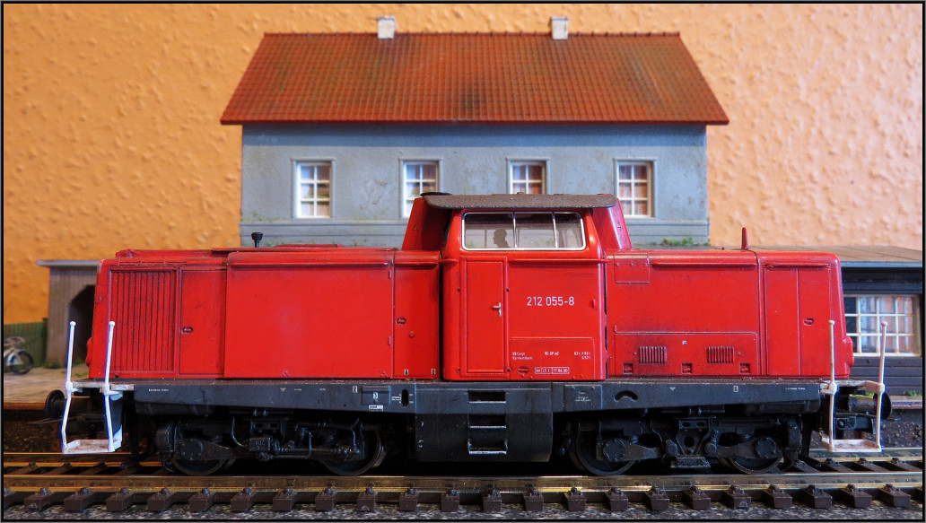 Robust und mit sehr guten Fahreigenschaften, die Roco Lok 212 055-8 in H0, auf den Bahnalltag getrimmt und patiniert. Bildlich festgehalten am 16.11.15.