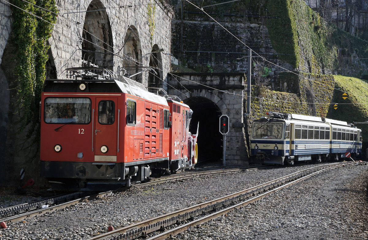 Rochers-de-Naye Bahn MGl/GN
Sehr seltene Gäste in Montreux sind:
Hem 2/2 12 mit X rote 4. Der Schneeräumungszug ist in Glion stationiert und gelangt zwischen Glion und Rochers-de-Naye zum meist harten Wintereinsatz. 
Am 18. Januar 2019 sagte ein sehr freundlicher MOB-Angestellter in Montreux zu mir c'est très rare!
Fotostandort Perron, Bildausschnitt Fotoshop.
Im Hintergrund erkennbar ist der Bhe 4/8 301.
Foto: Walter Ruetsch 
