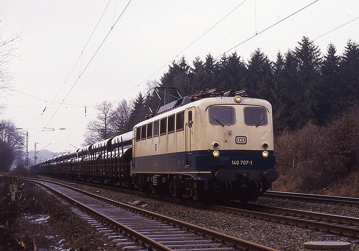 Röhrentransporte für die interkontinentale Gasleitung waren im Jahr 1987 ein tägliches Bild auf der Rollbahn. 140707 ist am 17.3.1987 um 10.52 Uhr wieder mit einem solchen Zug in Osnabrück Hörne in Richtung Norden unterwegs.