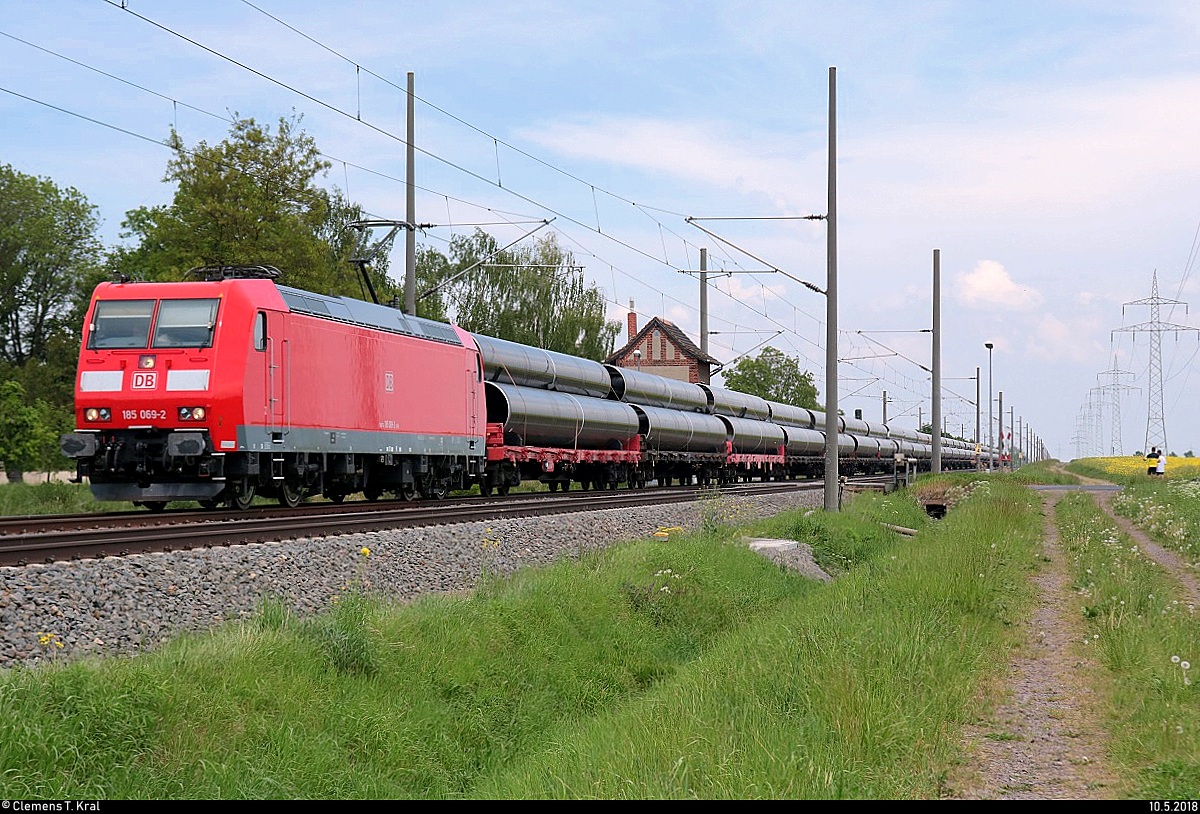 Röhrenzug mit 185 069-2 DB fährt in Braschwitz auf der Bahnstrecke Magdeburg–Leipzig (KBS 340) Richtung Halle (Saale).
[10.5.2018 | 14:04 Uhr]